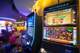 Antarmuka Phoenix Rises di lapak777 menampilkan gulungan dengan simbol phoenix dan fitur bonus